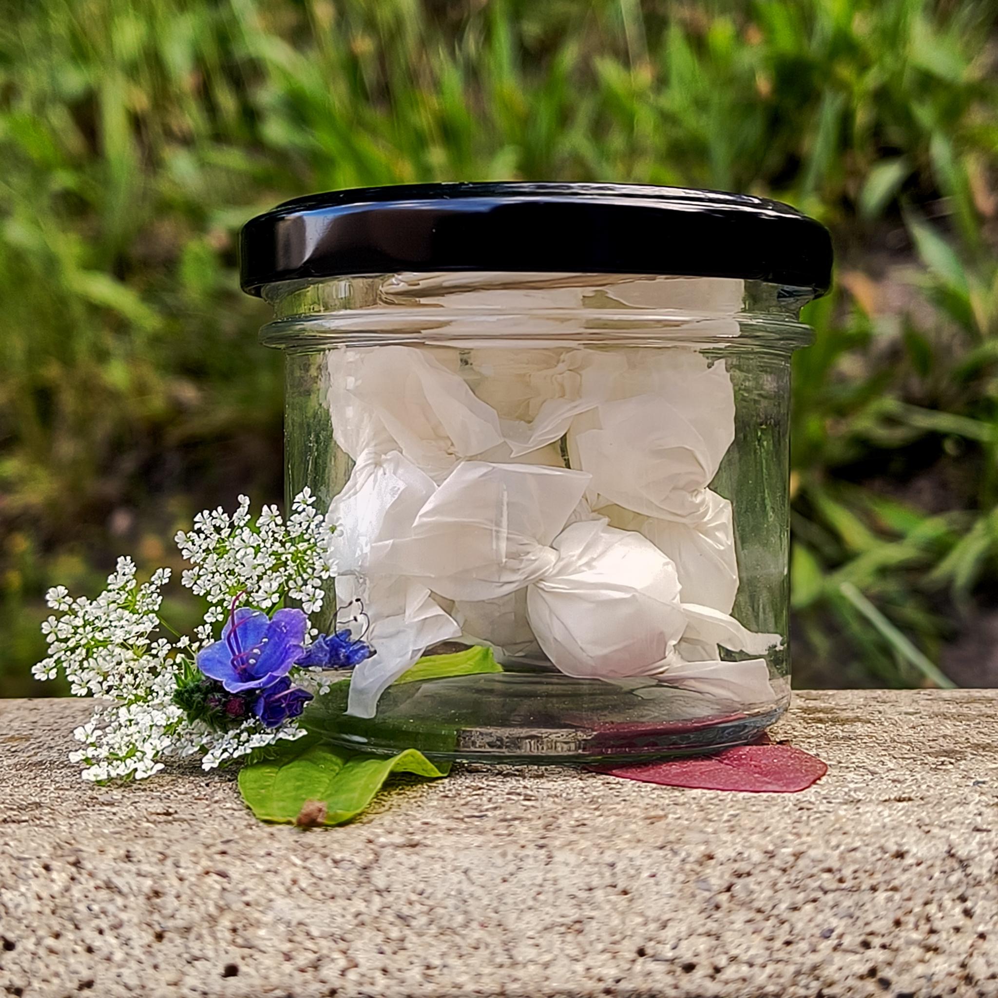 Stein mit Blumenstrauß